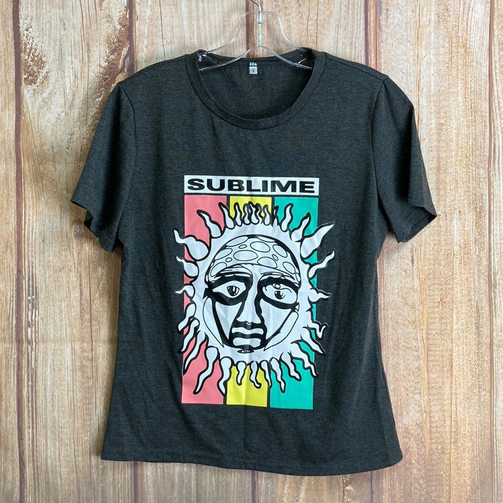 💙Basic Gray Tee with Sublime decal on front Size Small